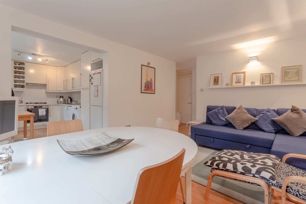 Well Located 2 Bedroom 1 Bath in Elephant & Castle