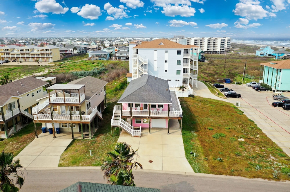 Casa Rosada by Avantstay Easy Beach Access Spacious Balcony Deck