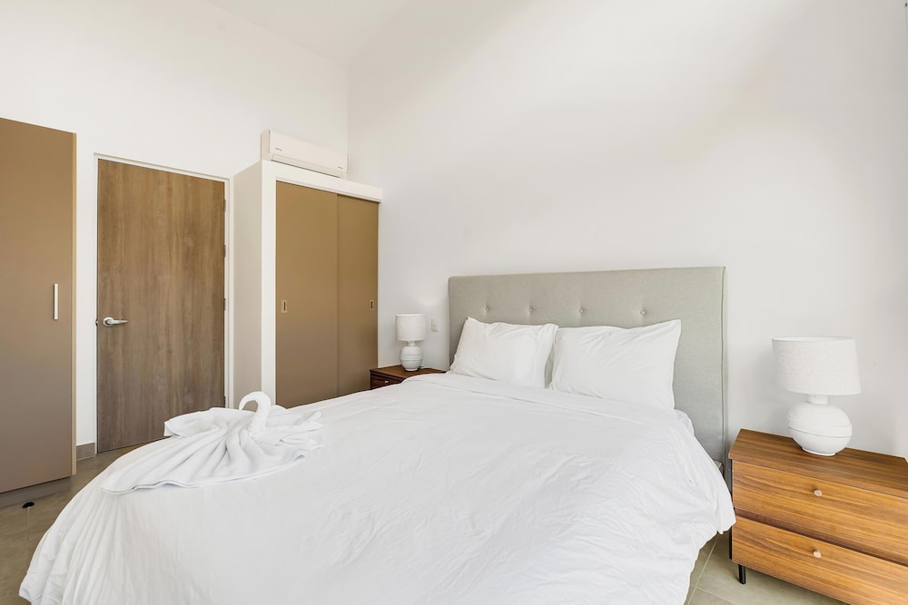 8 min walk to Beach Pool & Golf