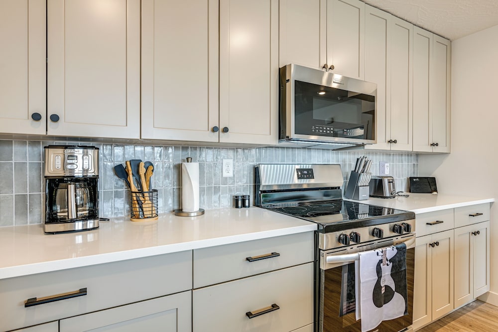 25 Mi to Zion: Rock 'n' Roll Condo w/ Mtn View!
