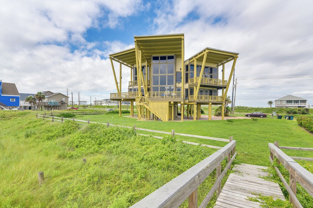 Oceanfront Home w/ Beach Access in Galveston