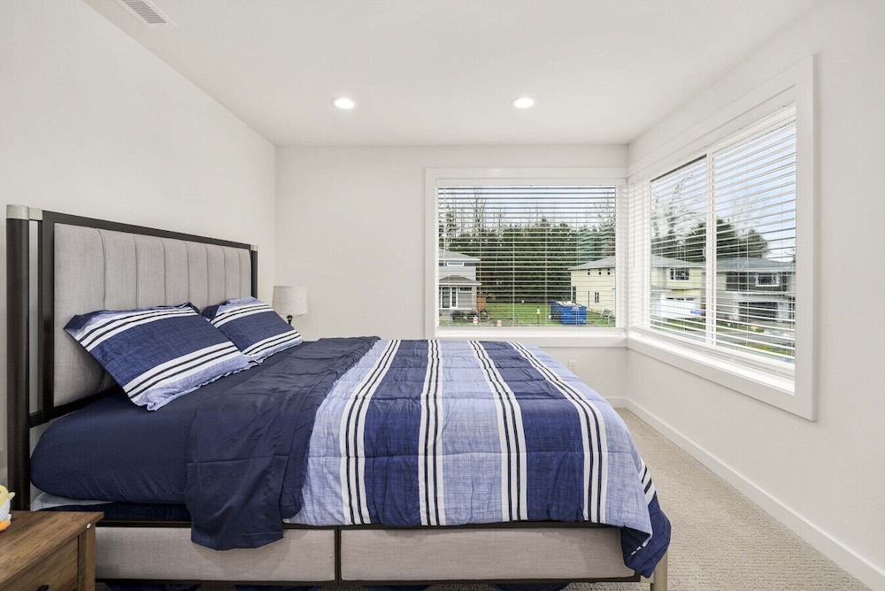 Brand New 5BR Home Fenced Yard Ample Parking
