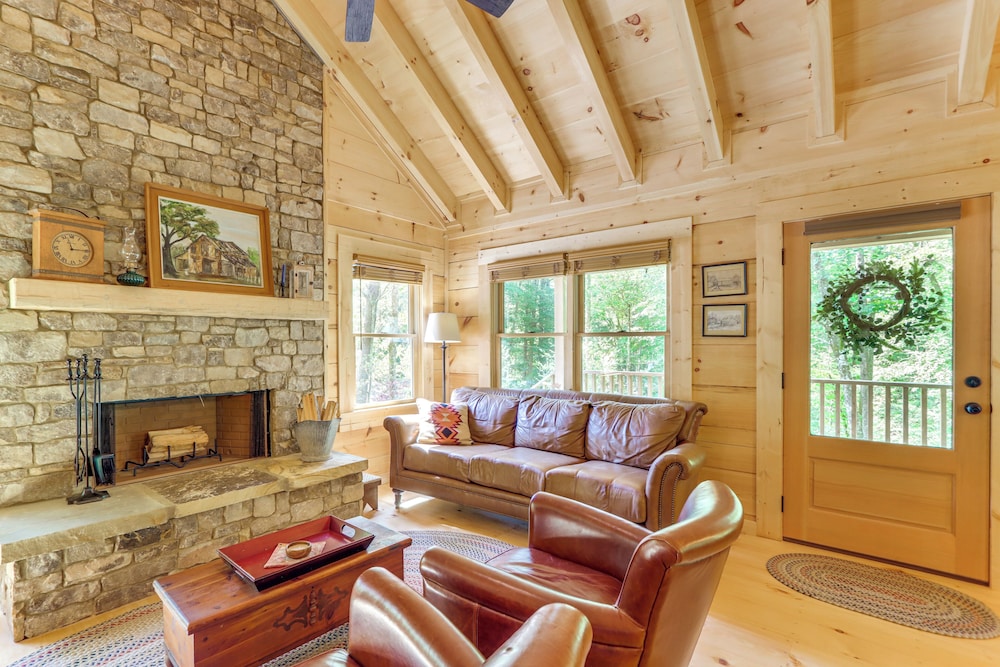 4 Mi to Fall Branch Falls: Peaceful Cabin w/ Deck