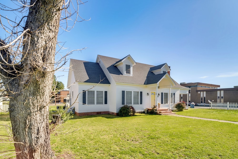 10 Mi to Caddo Lake: Charming Cottage in Vivian!