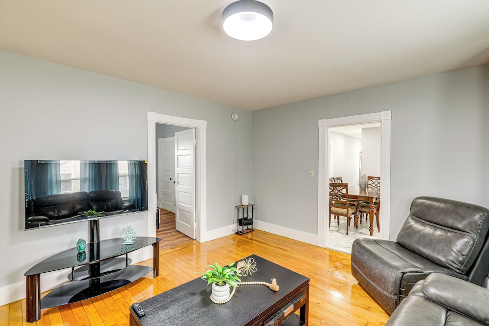 BBQ Ready: Historic Apt 3 Mi to Dtwn Manchester