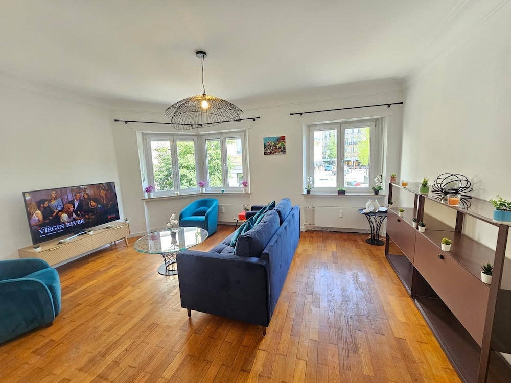 Ideal city stay 1BR near train station
