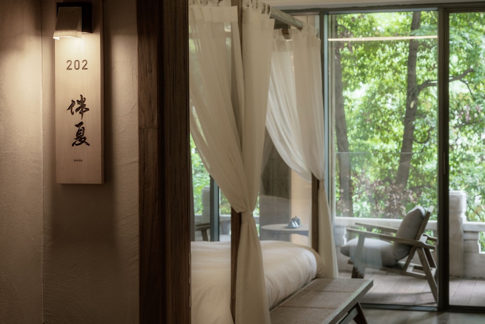 Shishe Spring Designer Homestay