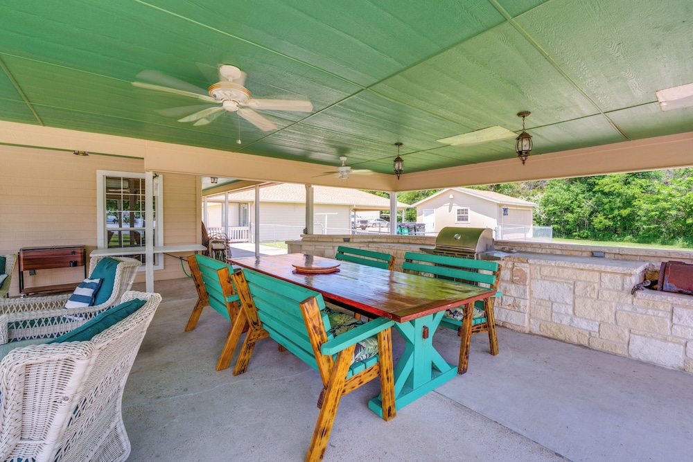 Sunrise Cove RC Llc: Lakefront Home w/ 2 Casitas!