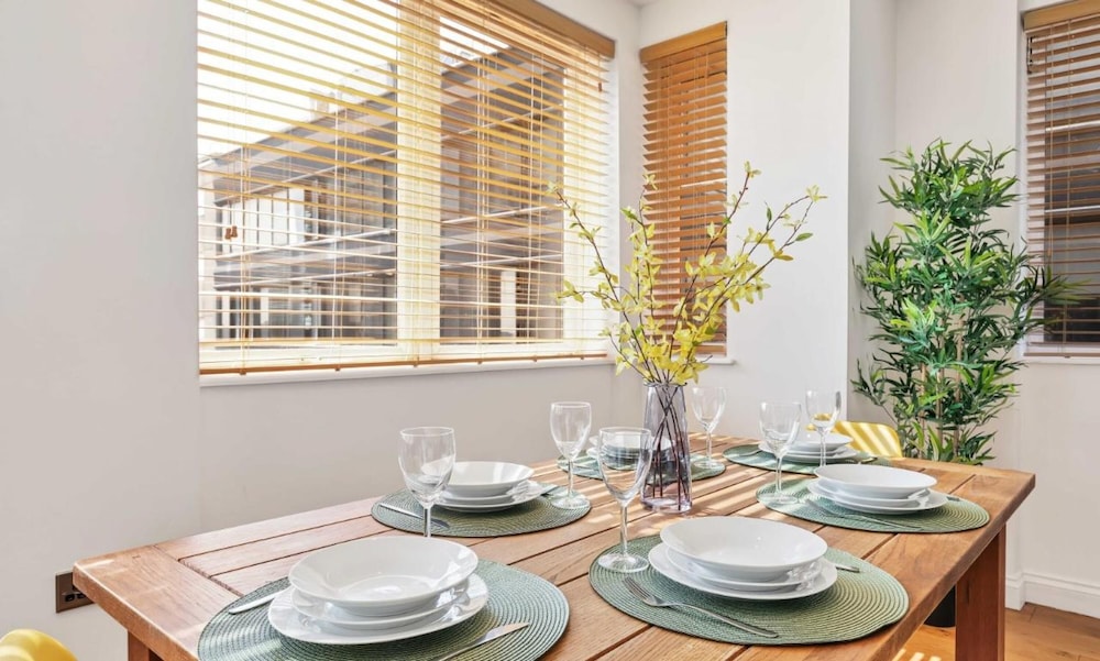 Seaview Heights - two Bedroom two Bathroom Loft Style Apartment Direct Distant sea Views - Fast Wifi view 3