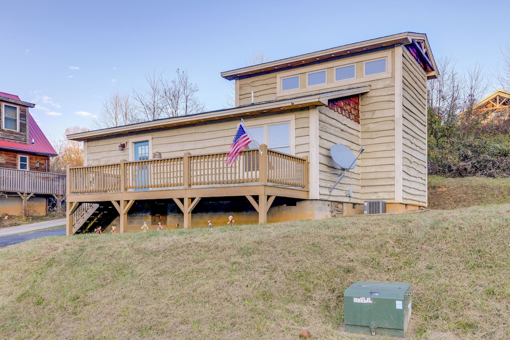 Waynesville Cabin Rental w/ Mountain Views view 5