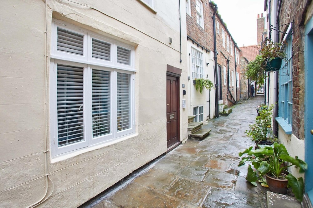 Host Stay Threadneedle Cottage
