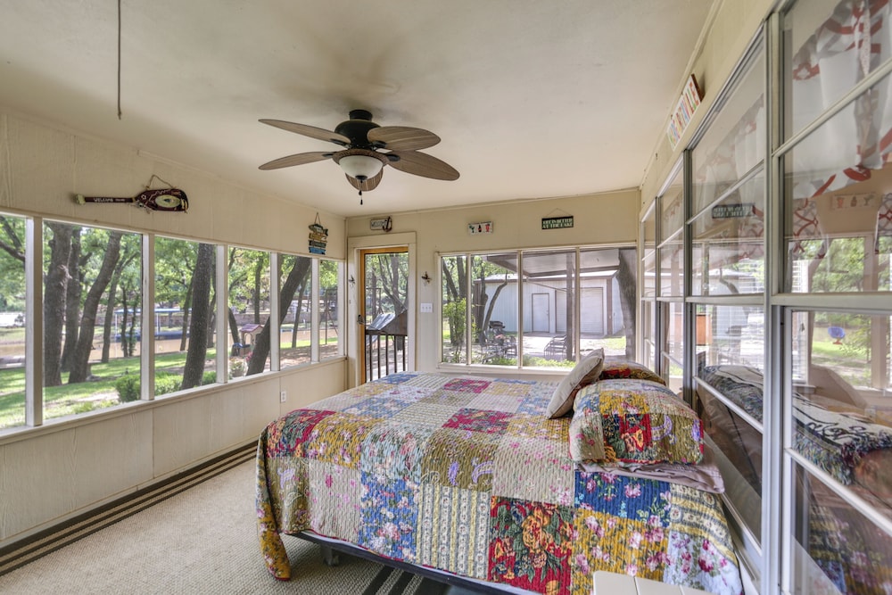 Family Home on Lake Bridgeport: Pets Welcome!