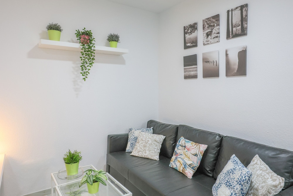 Divina in Sevilla With 1 Bedrooms and 1 Bathrooms