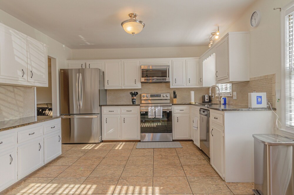 Relaxing 3BR Getaway with Pool and games