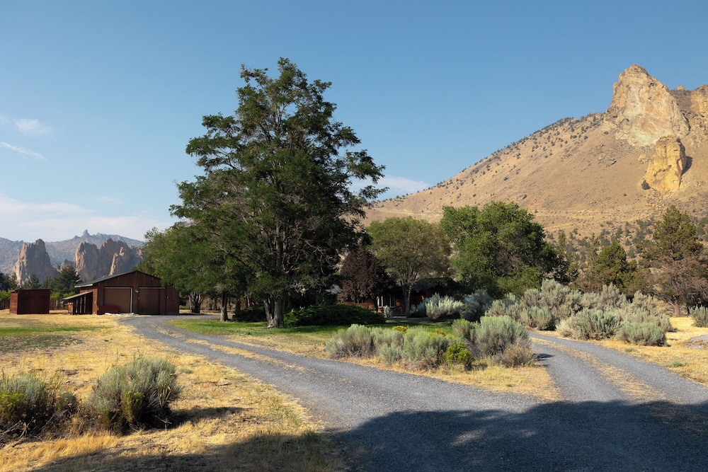 Smith Rock Base Camp Sleeps 6!