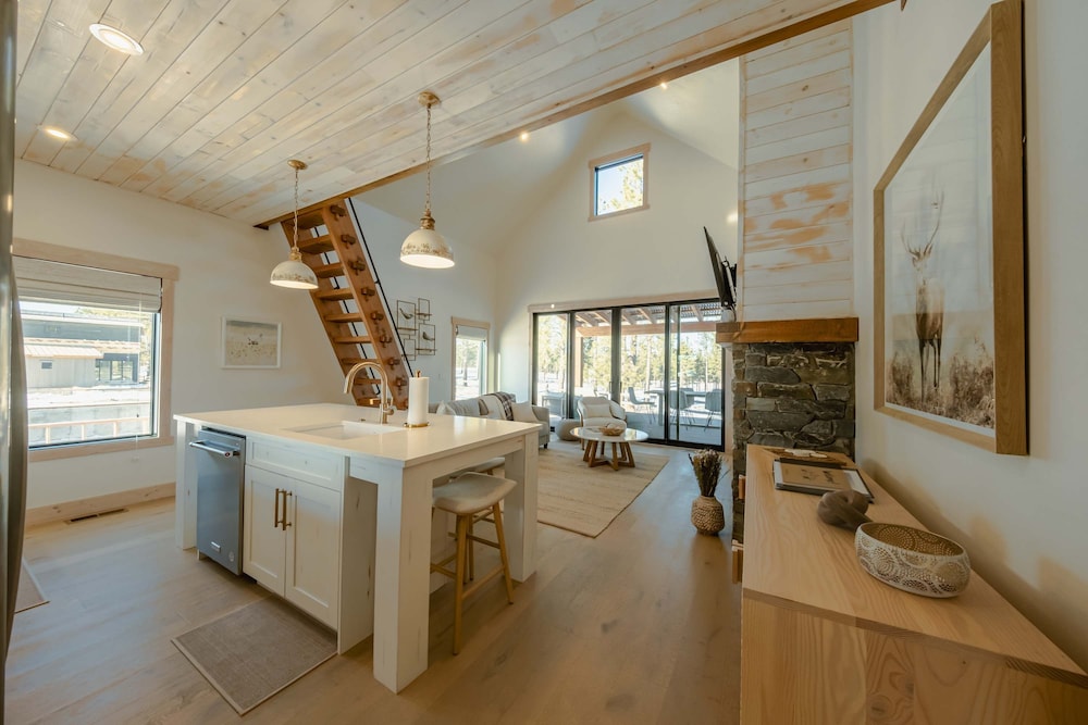 Wilderness Club Nest Modern Cabin Retreat for 9 w/ Hot Tub