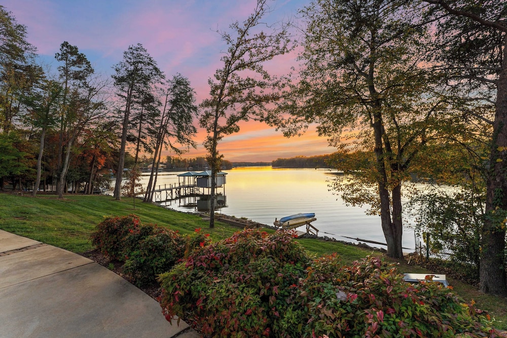 Sunset Pointe by Avantstay Waterfront, Beach, Fire Pit Sleeps 14 5bdr 4BA