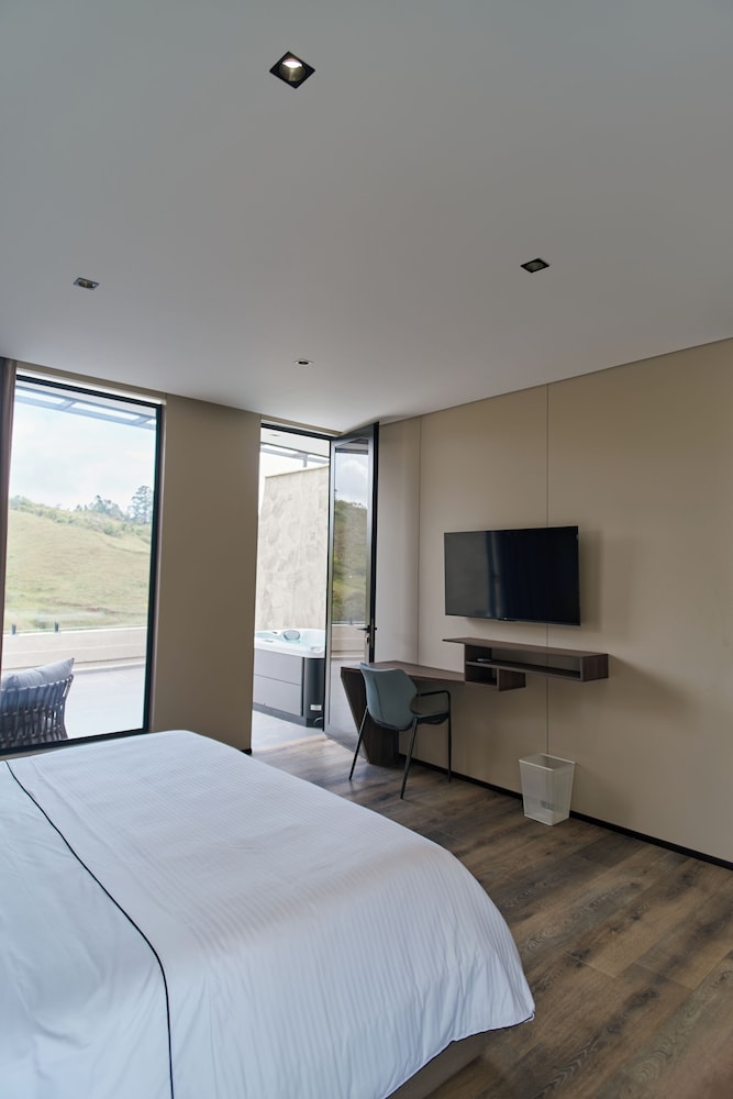 Roka Hotel
