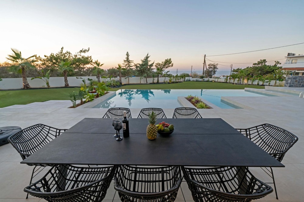 Aethra Grand- Luxury 5-bed Villa 850m From Beach