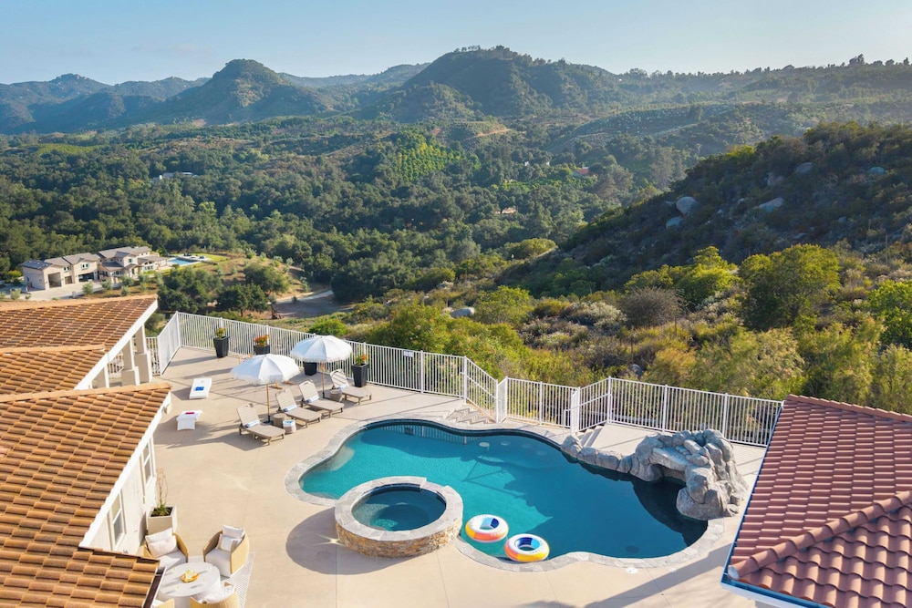 Pool, Views, Hot Tub, Fire Pit & Arcade Vista Clara by Avantstay