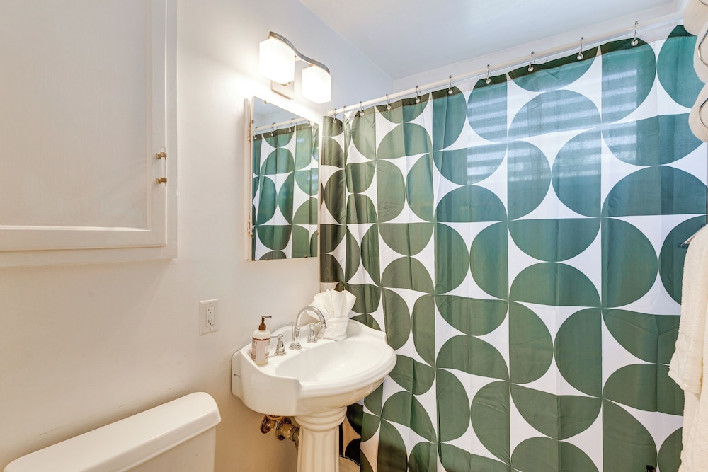 3 Mi to Universal Studios: Chic Home w/ Yard!