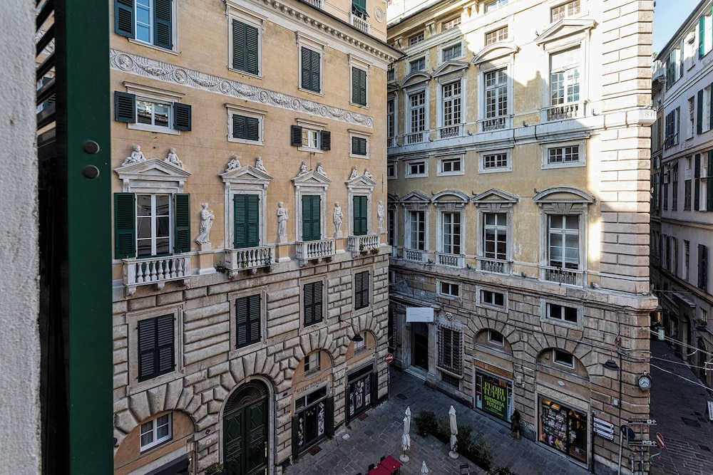 Art and Comfort near Lomellini Street