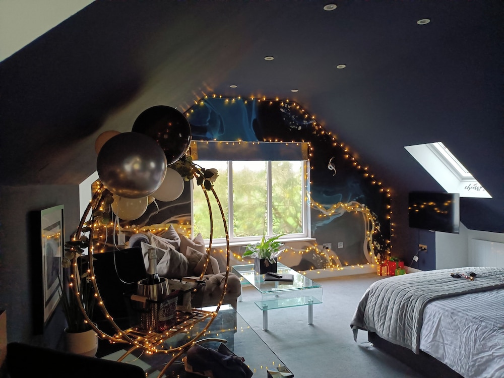 Romantic Chalet- Hot Tub- Games Room-stream-views