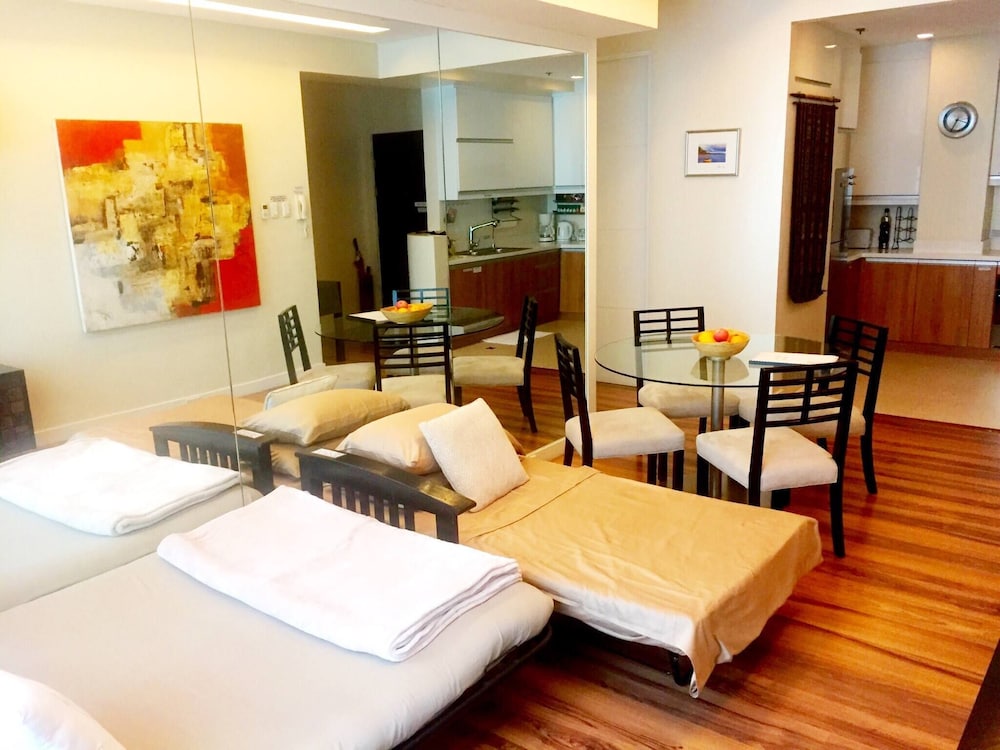 Elegant 2BR Apartment in Upscale Fort BGC Fast Wifi