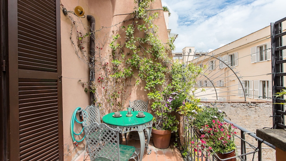Rental in Rome Arco della Ciambella Penthouse