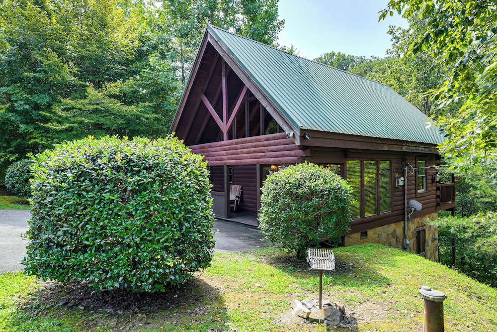 Sevierville Treetop Cabin: Hot Tub & Covered Deck view 2