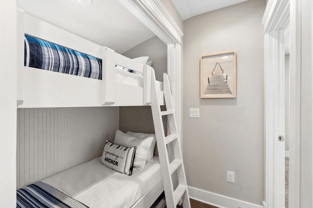 Back to the Beach by Avantstay with Pool Access
