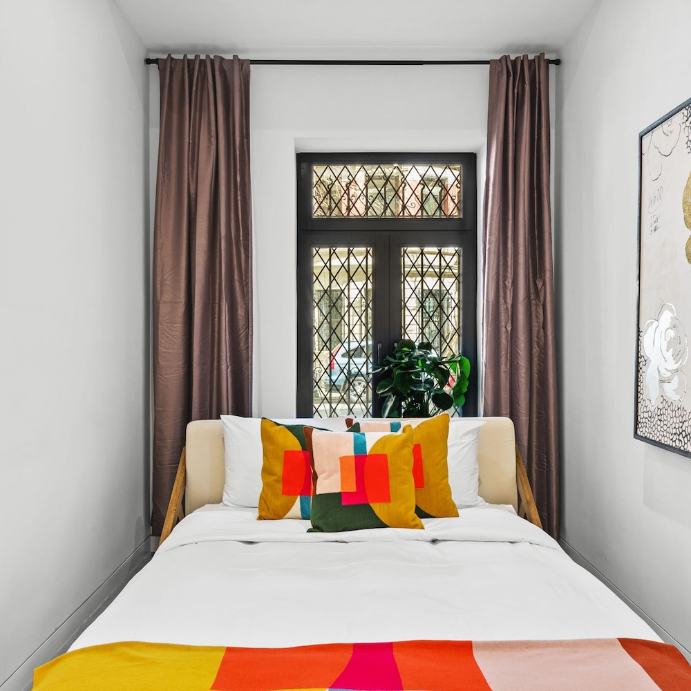 Riverbank I by Rove Travel 1BR UWS Townhome