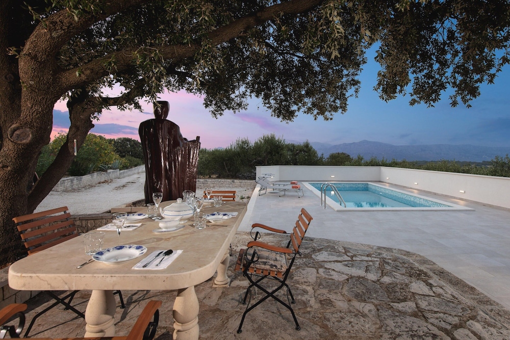 Charming Villa With Swimming Pool