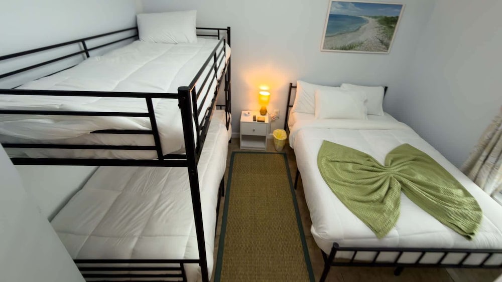 Sleeps 10 Direct Beach Heated Pool 3 Bedroom Apts