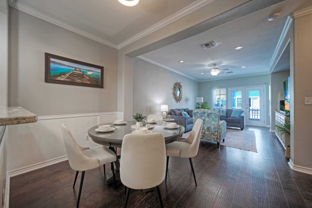 Stylish Condo w/ Pool & Spa Access, Wak to Beach Beach Breeze by Avantstay