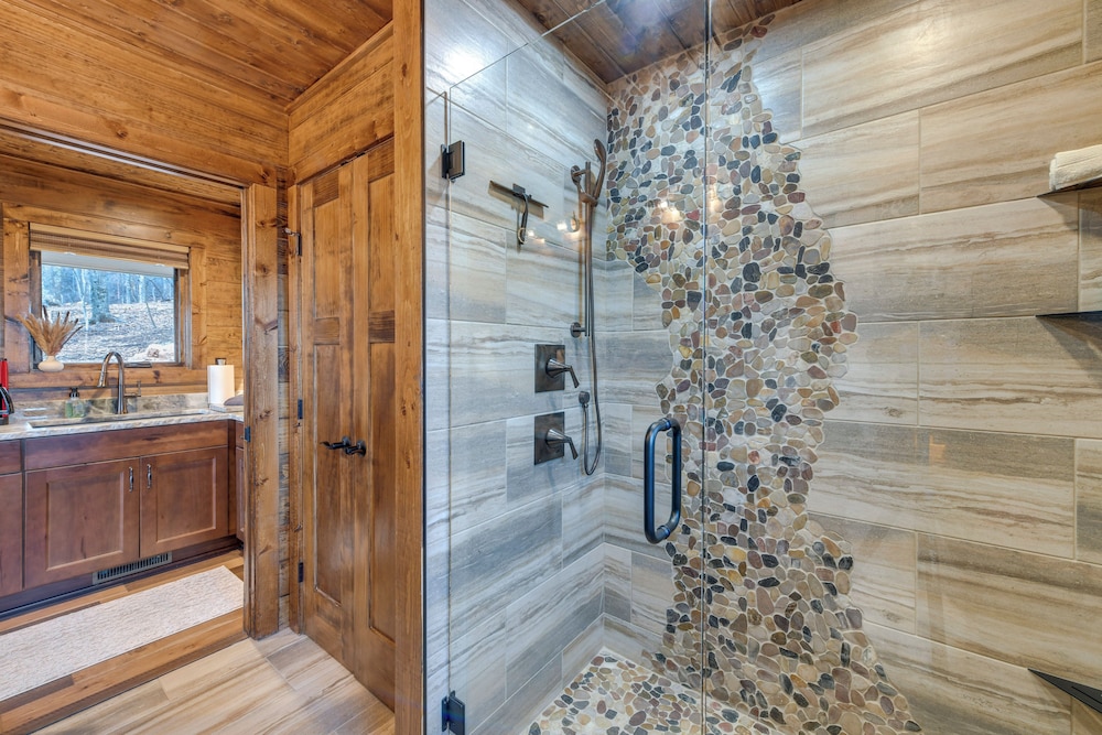 Couple's Getaway in Stoney Creek at Wintergreen!