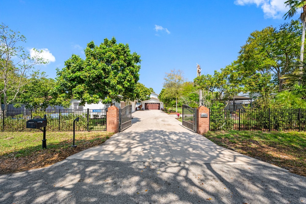 Luxury Retreat: Pool, Games, Basketball & More!