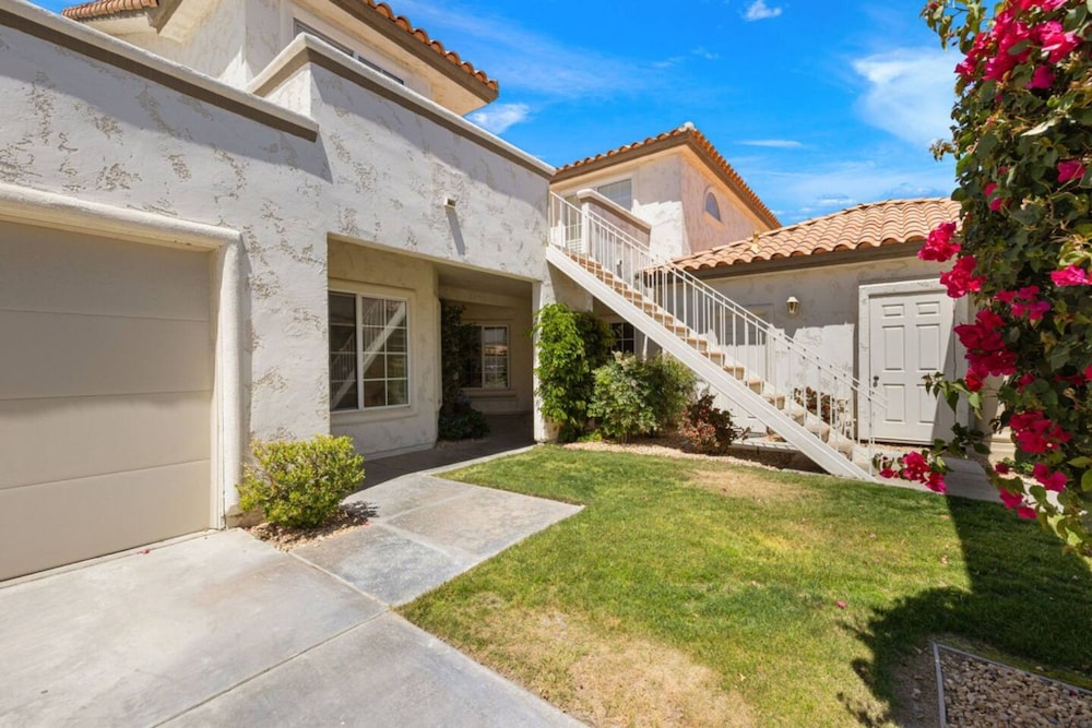 Fairway-view 3 Bedroom Condo in Palm Desert