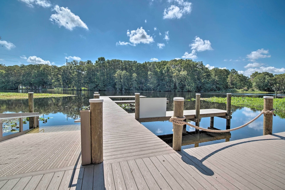 Docks + Balcony: Peaceful River Abode in Dunnellon