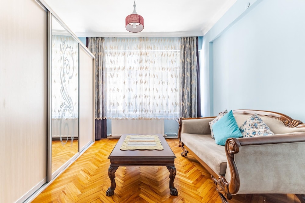 Retro Spacious Furnished Flat Near Kadikoy Marmaray