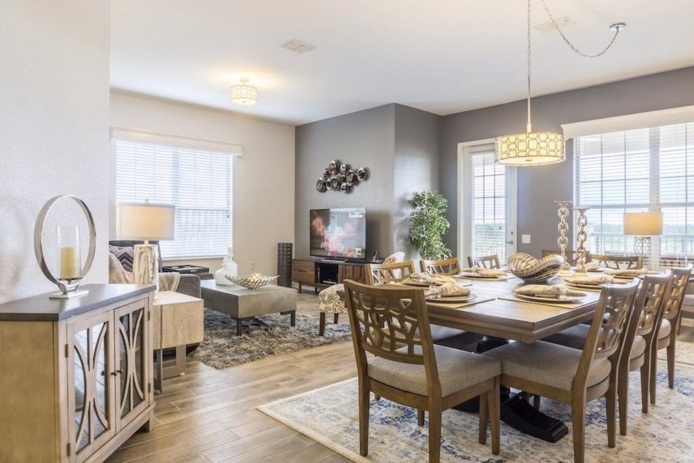 Lakeview Penthouse Elegance 3 Bedroom Condo by RedAwning