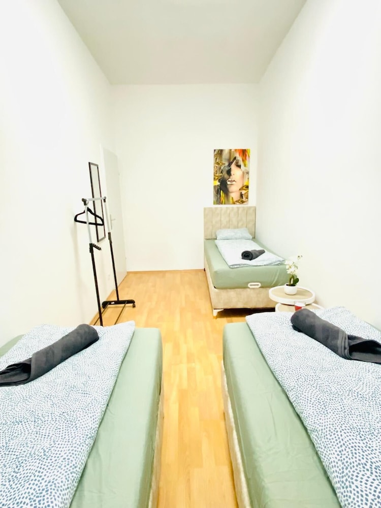 5 Bedroom Apartment near Schonbrunn