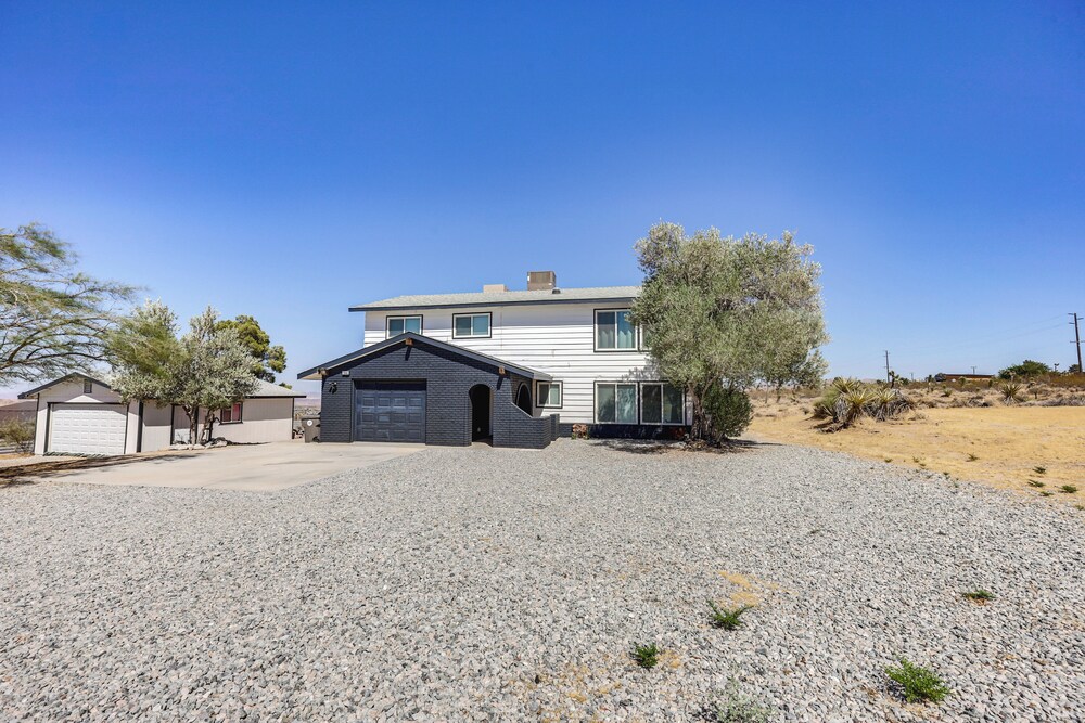 High-desert Home w/ Hot Tub & Cowboy Pool