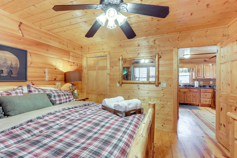 9 Mi to Dtwn Blue Ridge: Cabin w/ Deck & Grill!