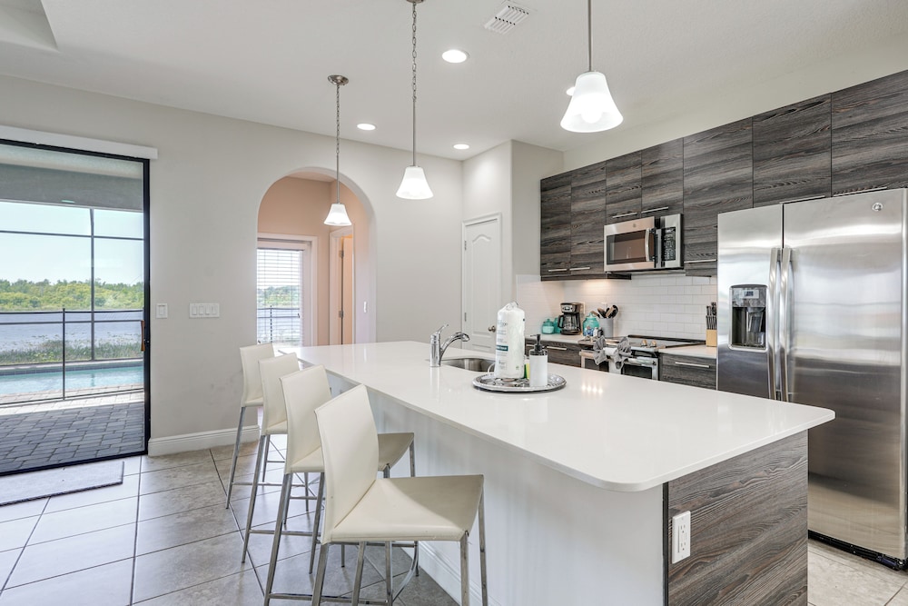 Near Disney & Legoland: Spacious Poolside Oasis!