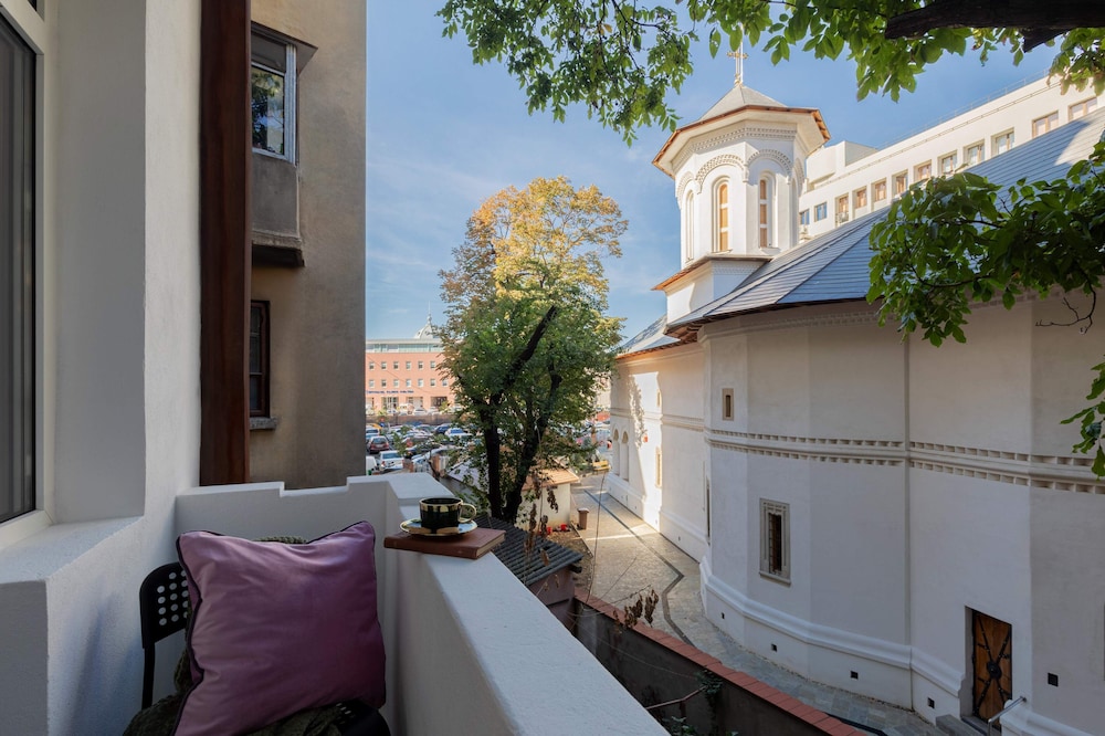 Delightful University Square 1BR, Balcony Church Views