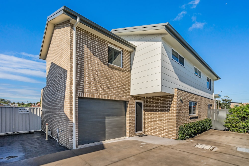 Newcastle Short Stay Apartments - Adamstown Townhouses view 2