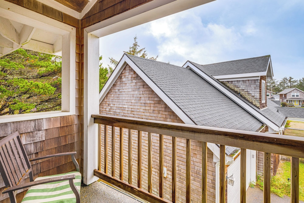 Rockaway Beach Home w/ Hot Tub: 4 Blocks to Beach! view 4