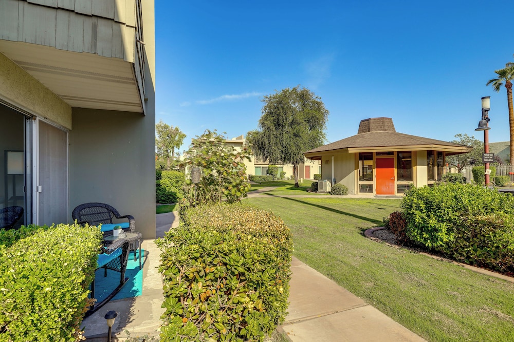 Walk to Old Town: Scottsdale Condo w/ Pool Access!