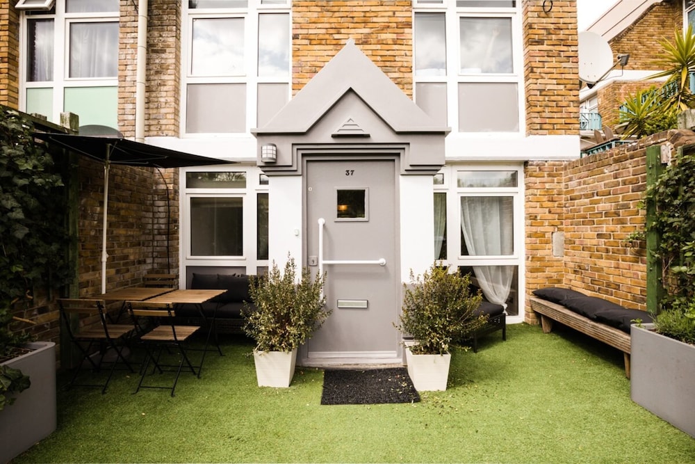 Homely 4 Bedroom House in Brixton